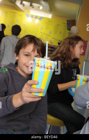 Shakeaway junge Teenager genießt einen Shakeaway Milchshake in ihrem Laden in Bad Somerset UK Stockfoto