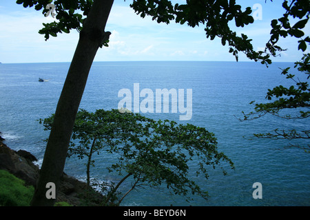 Aussicht auf das Meer von einer hohen Klippe, Koh Chang, Thailand Stockfoto