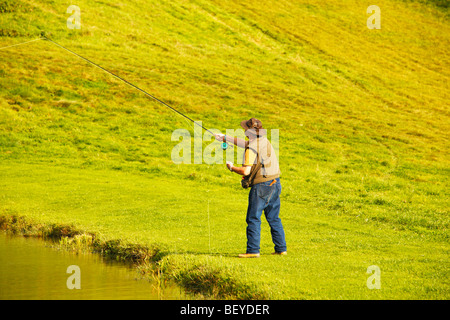 Fischer gegen grüne Felder, England Stockfoto