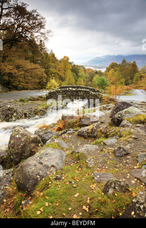 Herbstblick auf die Ashness Bridge im Lake District National Park mit Derwentwater, Keswick, Cumbria Stockfoto