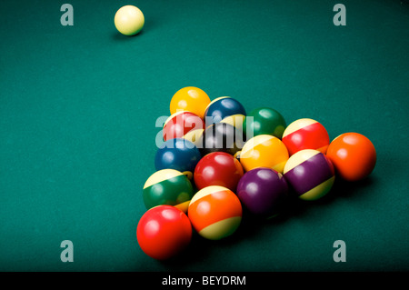 Billard-Kugeln sind in einem Dreieck, warten darauf, von der weißen Kugel gebrochen werden zerbrochen. Geringe Schärfentiefe. Stockfoto