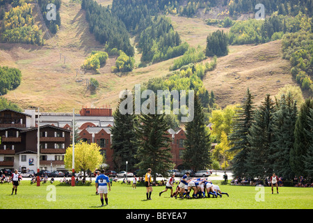 Aspen Colorado, 2009 Ruggerfest, die ältesten Rugby-Turnier in den USA. Ein Gedränge vor dem Hintergrund der Skipisten. Stockfoto