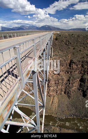 Stahlbrücke über den Fluss Rio Grande in der Nähe von Taos, New Mexico, USA Stockfoto