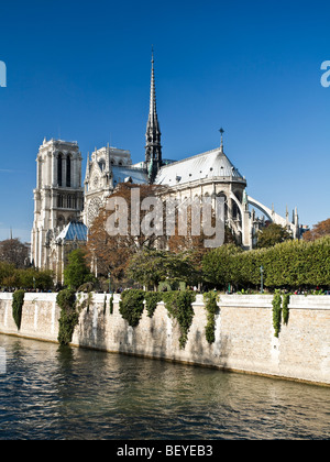 Kathedrale Notre-Dame vom Ufer aus gesehen. Die fliegenden Steinstrehlen und 90m Turm zu zeigen. Paris Frankreich Stockfoto