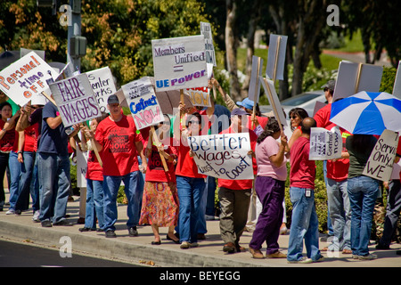 Union Mitarbeiter der US-Regierung Fremdfirmen Streikposten für bessere Löhne und Arbeitsbedingungen Laguna Niguel, California Stockfoto