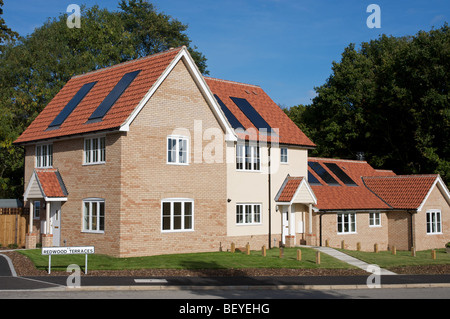 Neu gebaut (2009) CO2-neutralen Häuser mit integrierten Solarzellen Stockfoto