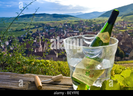 Gewürztraminer Wein Flasche in Kühler mit Korken und Korkenzieher Riquewihr Wein-Dorf und die Weinberge im Hintergrund Elsass Frankreich Stockfoto