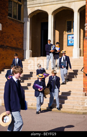 Auf dem Hügel, Harrow School Schüler oder Studenten in einheitlichen Wandern im Gelände mit traditionellen Stroh Bootsfahrer zur Mittagszeit Egge Stockfoto