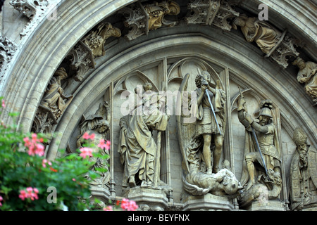 Stein geschnitzten Statuen oben ein auf das Rathaus auf der Grand Place in Brüssel Belgien Stockfoto