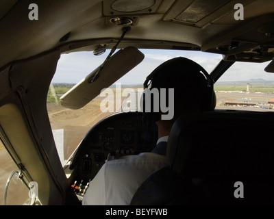 Kommerzielle Luftfahrt, Flugzeuge im Flug. Pendler Flug, Kleinflugzeug Pilot bei Controls, Piloten Sicht Endanflug Stockfoto