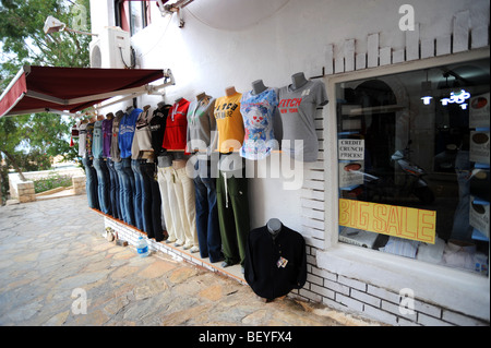 Ein Bekleidungsgeschäft in Kalkan Credit Crunch Preise Werbung Stockfoto