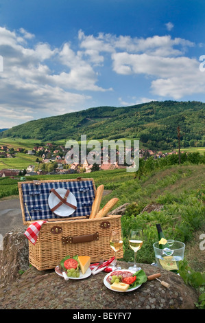 Riquewihr Elsass Picknick und Korb am Straßenrand in den Weinbergen über dem mittelalterlichen historischen Dorf Riquewihr Elsass Frankreich Stockfoto