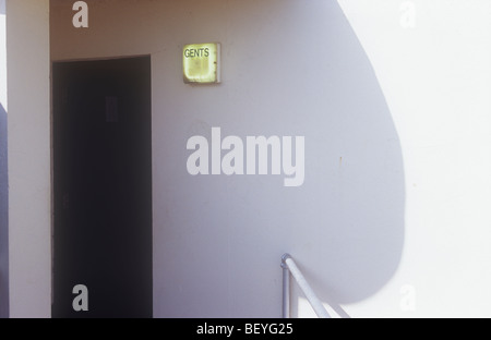 Eingang zum Mens öffentliche Toilette mit kleinen Leuchtschild besagt Gents und weiße Wand mit runden Dach Schatten Stockfoto