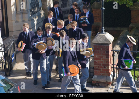 Auf dem Hügel, Harrow School Schüler oder Studenten in einheitlichen Wandern im Gelände mit traditionellen Stroh Bootsfahrer zur Mittagszeit Egge Stockfoto