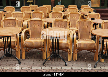 Leere Tische und Rattanstühle in einem Straßencafé, Amsterdam Stockfoto