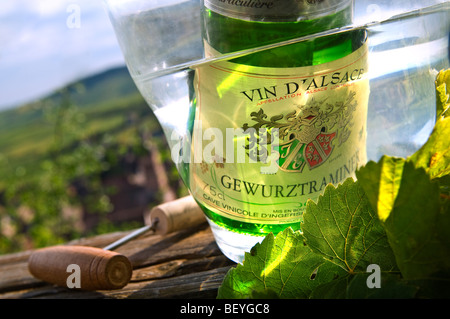 Gewürztraminer Wein Flasche in Kühler mit Korken und Korkenzieher Riquewihr Wein-Dorf und die Weinberge im Hintergrund Elsass Frankreich Stockfoto