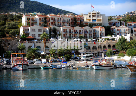 Eine Reihe von kleinen Booten ankern in der Bucht von Kalkan Stockfoto