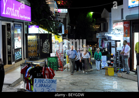 Eine der Einkaufsstraßen in Kalkan in der Nacht Stockfoto