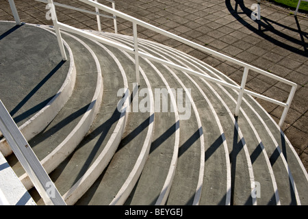 Kreisförmige Schritte in Epsom Racecourse, Epsom, Surrey, UK. Stockfoto