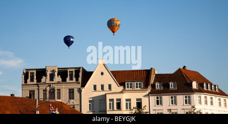 Heißluftballons über Stadthäuser Lübeck Deutschland schweben Stockfoto