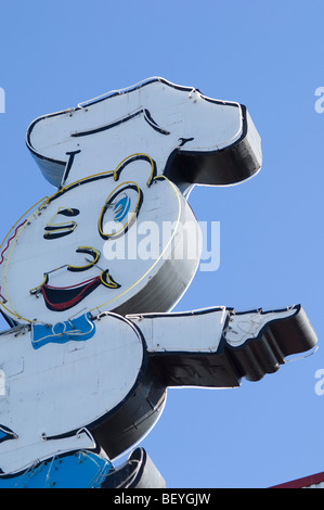 Speedee, steht ein früheres Symbol der McDonald's-Restaurant-Kette mit stolz auf dieses historischen McDonalds in Downey, Kalifornien Stockfoto