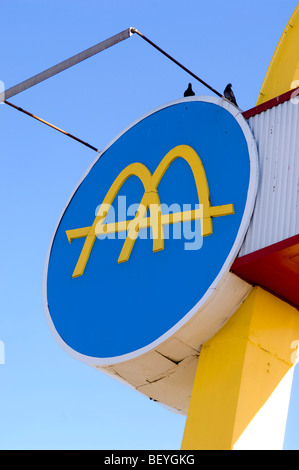 Die goldenen Bögen, ein Symbol für McDonald's Corp seit vielen Jahren ist ein Teil des Zeichens auf der Welt älteste McDonald in Downey, Kalifornien Stockfoto