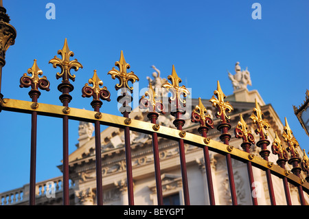 Dekorative Eisenzaun Gitter im Hofburg Palast in Wien, Österreich Stockfoto