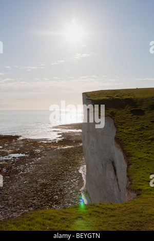 Strahlender Sonnenschein über die Klippen bei Seven Sisters, East Sussex. Stockfoto