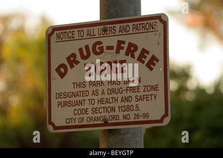Die Stadt Orange, California Beiträge Hinweise im Park die öffentliche Einrichtung einer drogenfreien Zone zu erklären. Stockfoto