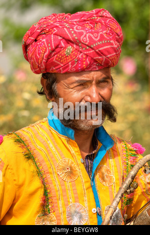 Ein Mann gekleidet in traditioneller Tracht mit einem Turban in Indien Stockfoto