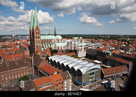 Marienkirche drittgrößte Kirche des Landes und der Markt Platz Lübeck Deutschland Stockfoto