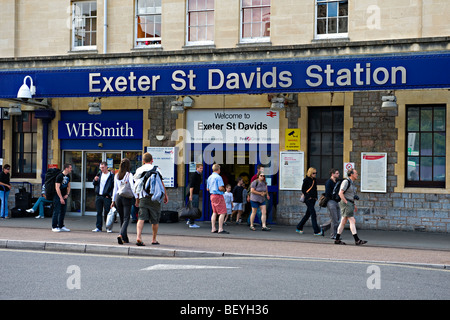 Eingang zum Exeter Str. Davids Railway Station, Exeter, Devon, UK. Stockfoto