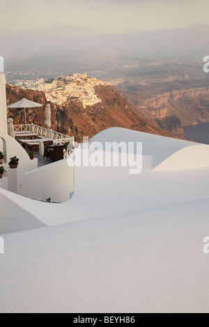 Blick Richtung Firostefani und Fira entlang dem Rand der Caldera von Imerovigli, Santorin, Kykladen, Griechenland Stockfoto