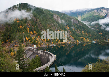 Diablo Dam im Herbst. Hohe Gipfeln umgeben Ross See in alle Richtungen. Flüsse und Bäche fließen in den Damm von Gletschern. Stockfoto