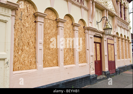 Die Corporation-Kneipe datiert 1898 geschlossen und mit Brettern vernagelt in Stadt von Newport South Wales UK Stockfoto