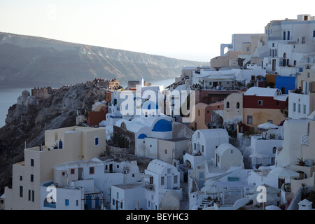 Blick über das Dorf Oia und die Menschen warten auf den Sonnenuntergang, Santorin, Kykladen, Griechenland Stockfoto