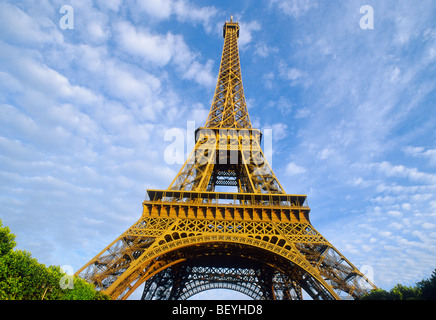 Eiffelturm auf der Champs de Mars bei Sonnenaufgang in der frühen Morgensonne. Blick auf das Belle Epoque Monument. Stockfoto