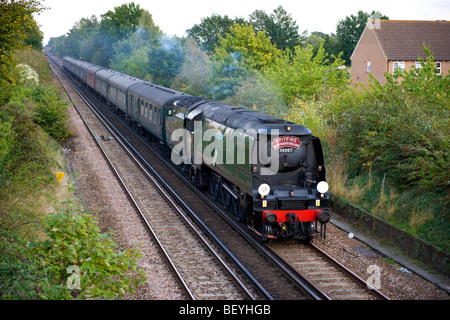 Bulleid light pacific 34067 "Tangmere" bei fünf Oak Green, in der Nähe von Tonbridge, Kent, UK mit einem speziellen Charterzug. Stockfoto