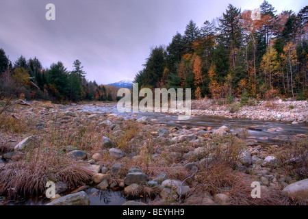 Herbst am Fluss swift MT Washington in New Hampshire im Vorfeld Stockfoto