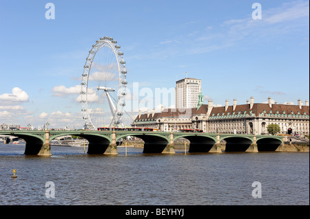 Blick vom Westminster Millennium Wheel, County Hall, Hungerford Bridge und der Themse Stockfoto