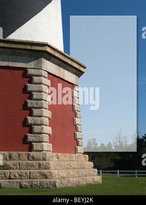 Basis der Leuchtturm mit grünen Rasen Stockfoto