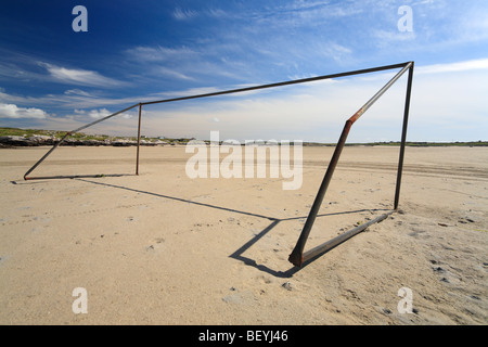 Ziel an einem Gezeiten-Strand an Omey Insel, Irland Stockfoto