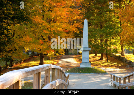 Herbst Blick vom alten North Bridge von Denkmalschutz und Bäumen gesäumten-Weg, Concord Massachusetts, USA Stockfoto