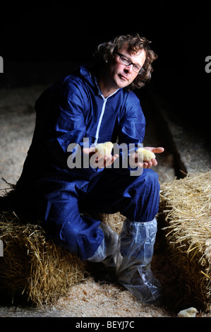 Sender Hugh Fearnley-Whittingstall besucht eine Hühnerfarm in Gloucestershire, wo Küken für RSPCA Freiheit Fo geliefert werden Stockfoto