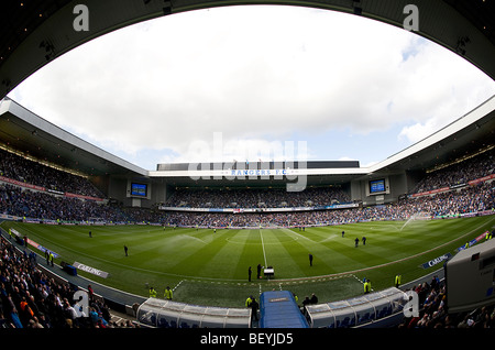 Innenansicht der Ibrox Staduim, Glasgow Rangers Football Club wo spielen. Schuss mit einem fisheye-Objektiv über der Mittellinie. Stockfoto