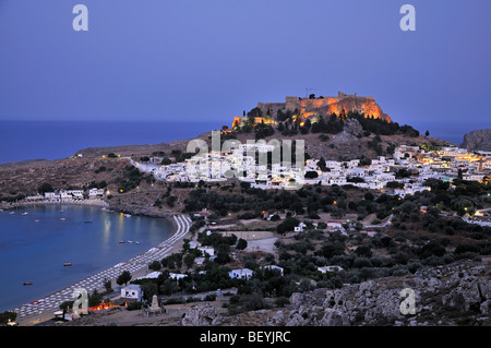 Panorama Blick auf Akropolis, Dorf und Strand von Lindos Abenddämmerung Zeit, Rhodos, Griechenland Stockfoto