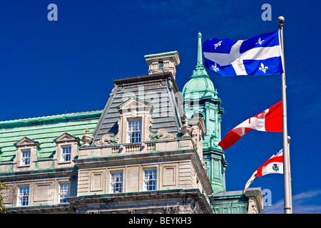 Montreal Rathaus, Hôtel de Ville und Flaggen entlang Rue Notre-Dame, Old Montreal, Montreal, Quebec, Kanada. Stockfoto