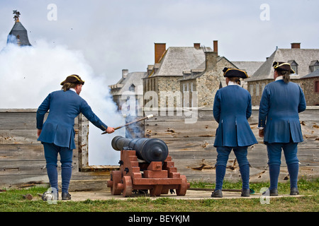 Soldat Abfeuern der Kanone Waffe entlang des Kais an der Festung Louisbourg, Louisbourg National Historic Site, Highway 22 Stockfoto
