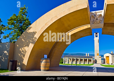 Bögen und Schlussstein am Eingang zur Mission Hill Family Estate Winery, Westbank, West Kelowna, Kelowna, Okanagan British Col Stockfoto