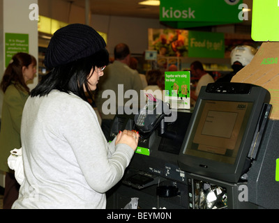 ASDA Supermarkt Self Checkout Surrey Engalnd Stockfoto